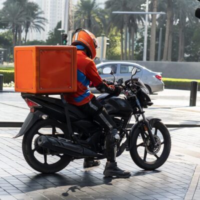 Entregador de motocicleta